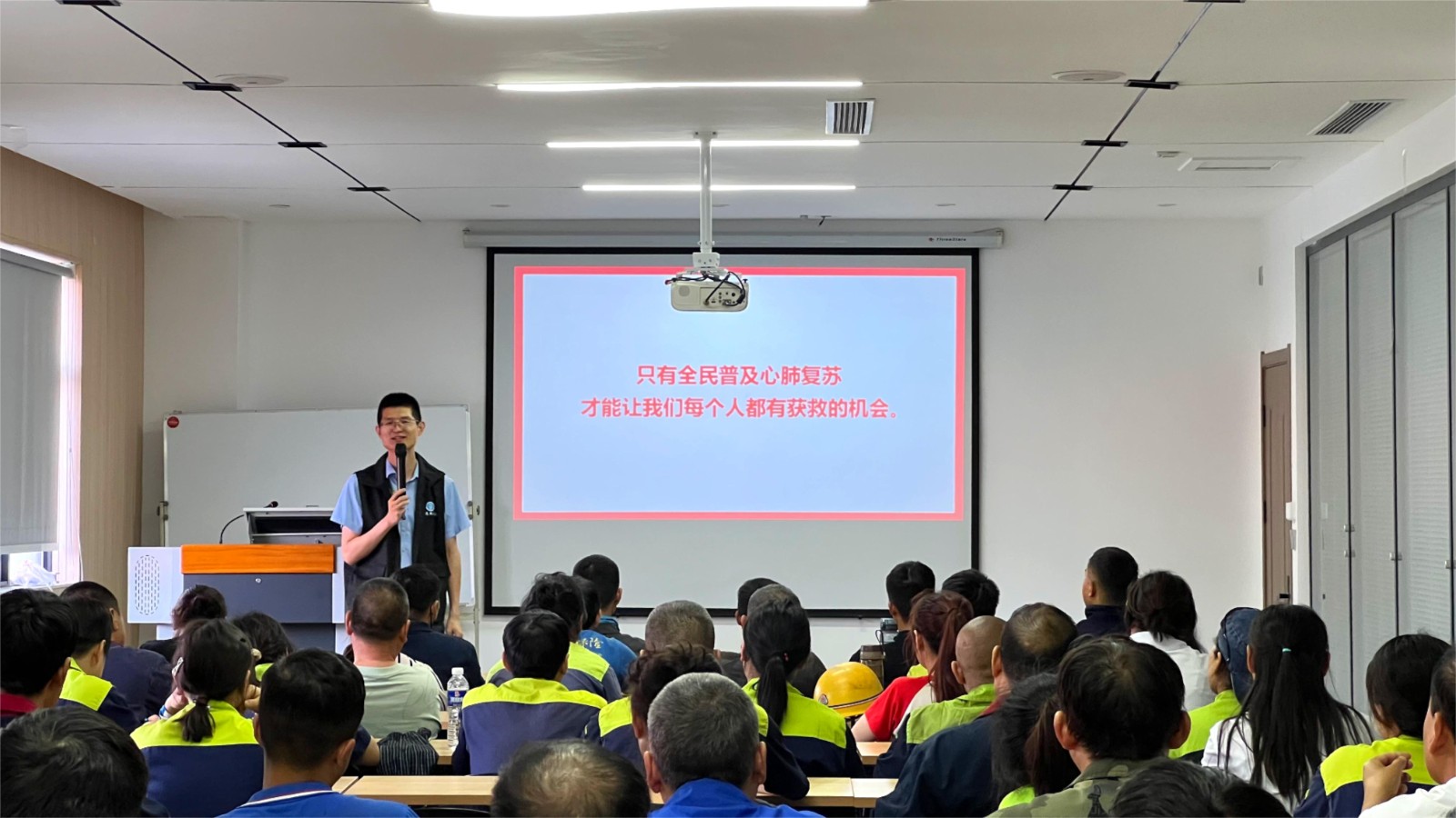 關(guān)愛健康——河南力威實業(yè)開展緊急救護(hù)與職業(yè)病防治知識培訓(xùn)
