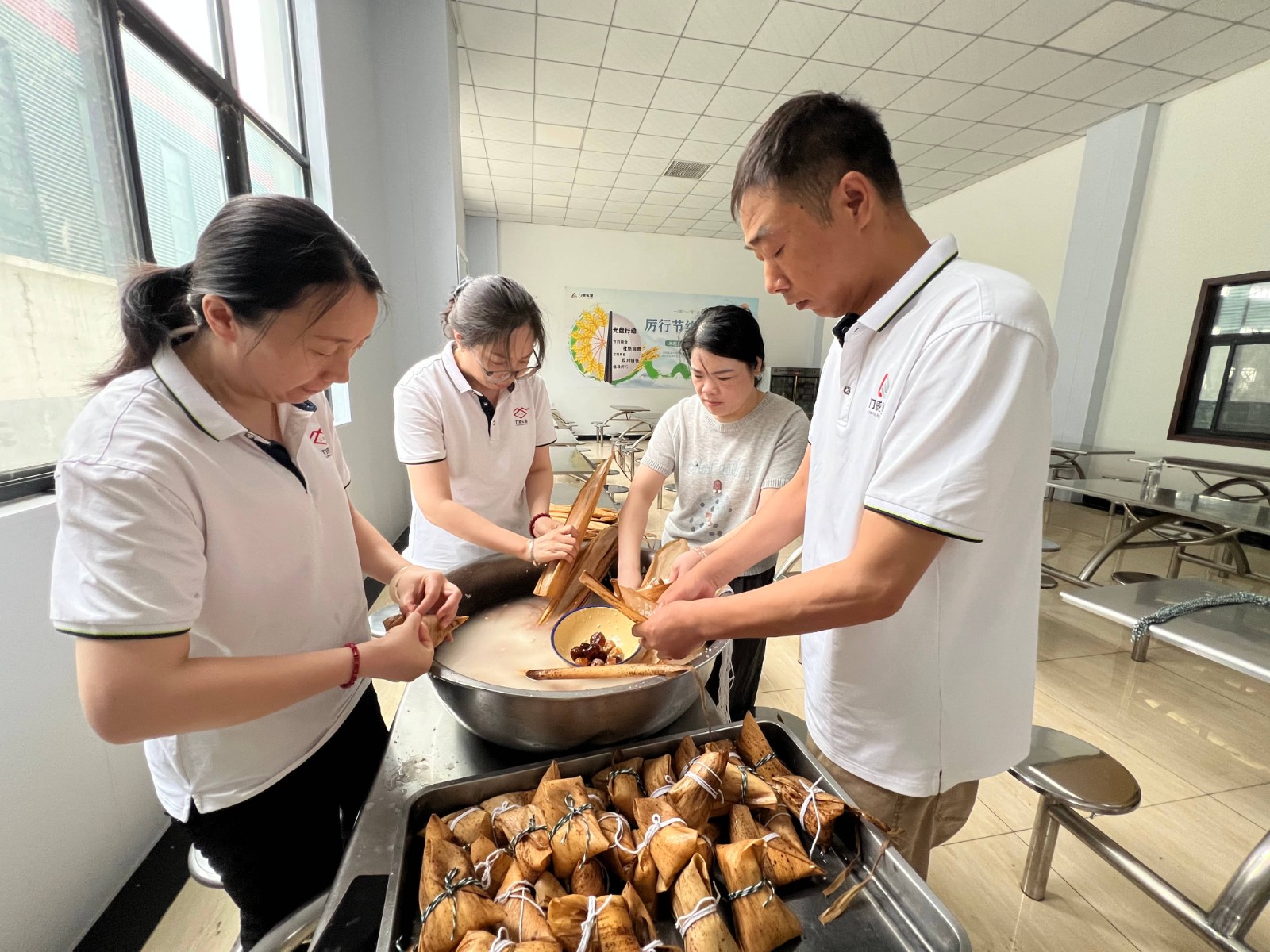 粽葉飄香迎端午 暖心聚力啟新程