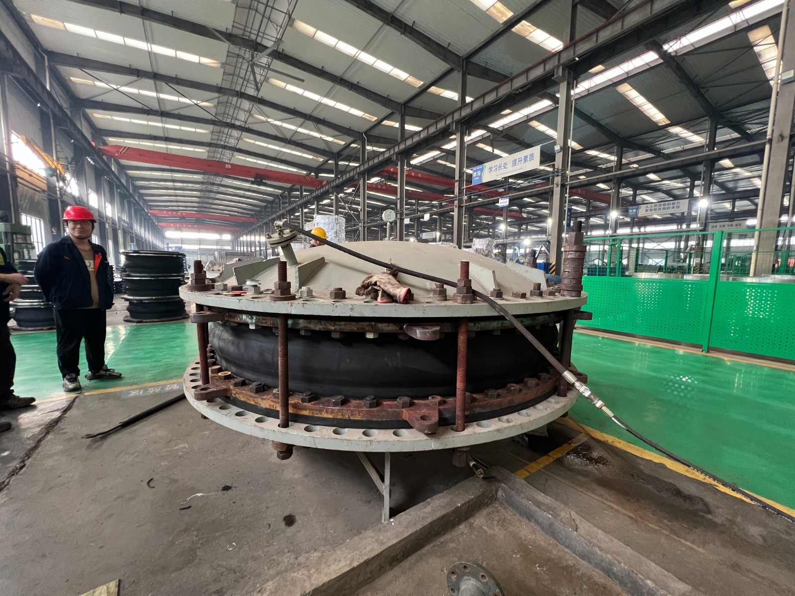 嚴(yán)控品質(zhì)，承壓驗(yàn)證｜力威實(shí)業(yè)大口徑纏繞式橡膠接頭順利完成水壓試壓檢測(cè)